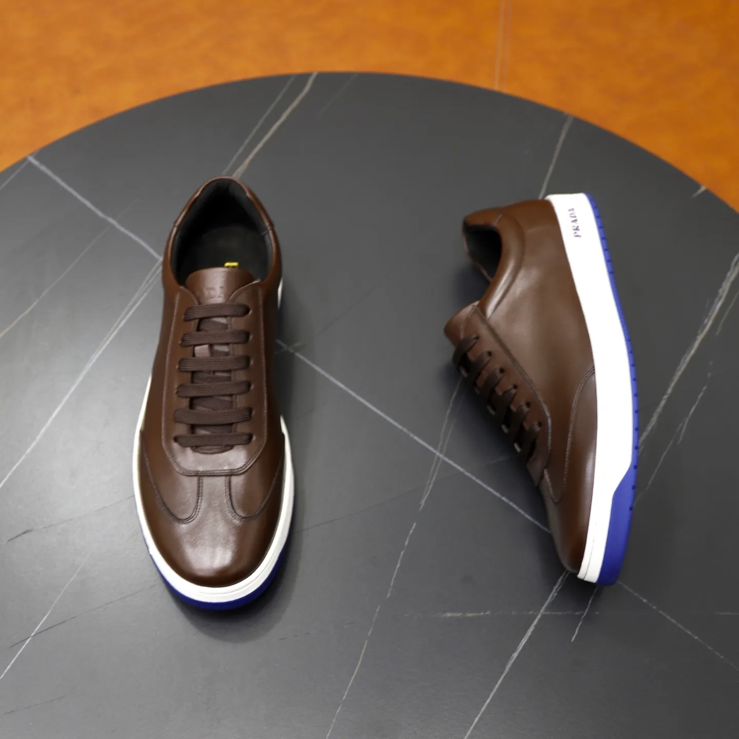 Factory price: 💰640 Prada classic men’s lace-up casual shoes | Imported cowhide upper | Upper stitching layered design, light and breathable | Soft and comfortable | Decorated with PRADA letters on the side | Distinctive sports style, showing the brand style | Lightweight concave and convex pattern rubber soles | Matched with cowhide foot pad lining | Excellent foot feel, fashionable and elegant | Size: 38-44 (45 customized)